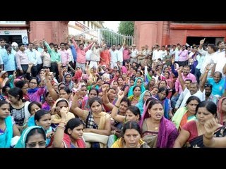 गोरखनाथ मंदिर पहुंची शिक्षामित्रों की भीड़, CM से नौकरी बचाने की मांग