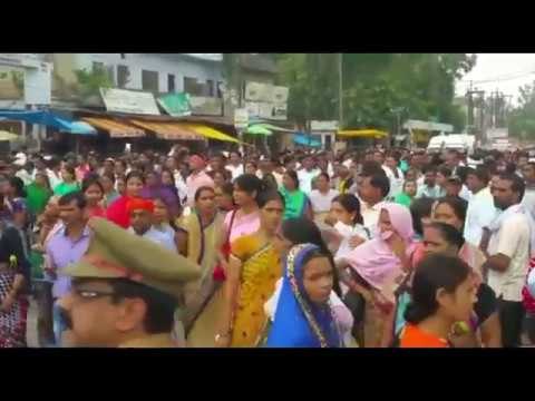 हरदोई में शिक्षामित्रों ने जाम की रोड, हमीरपुर में किया हवन