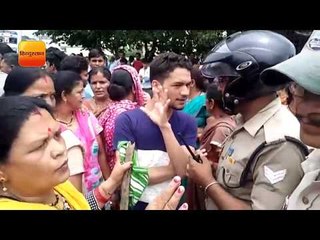 Скачать видео: महिलाओं ने शराब की दुकान के विरोध में सड़क किया जाम II Haldwani women protest against liquor shop