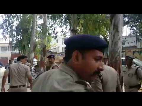 रुड़की में भीड़ ने महिला दारोगा को पीटा कोतवाली में आग लगाने की कोशिश