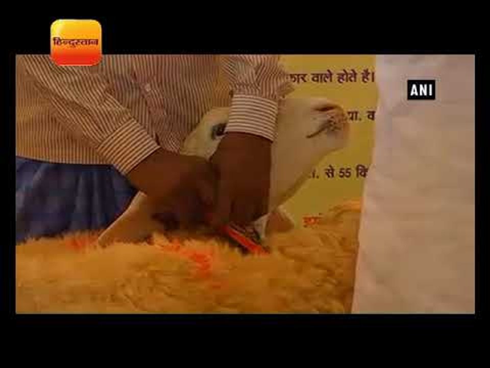 स्वच्छता अभियान का आगाज करते हुए शहंशाहपुर गांव में शौचालय की नींव रखते पीएम नरेंद्र मोदी