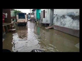 अलीगढ़ में बारिश से भारी तबाही, करवन नदी ओवरफ्लो, मकान गिरे, लोगों का पलायन