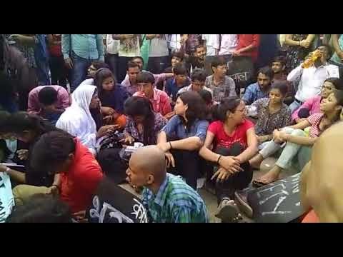BHU छेड़खानी के खिलाफ छात्राओं का धरना प्रदर्शन