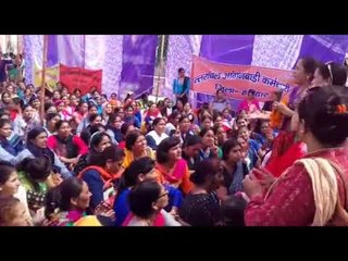 देहरादून में सड़क पर उतरीं आंगनबाड़ी कार्यकर्ता