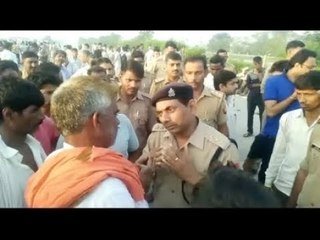 下载视频: मथुरा में एक्सप्रेस-वे पर तीन युवकों को ट्रक ने रौंदा II accident in mathura express way