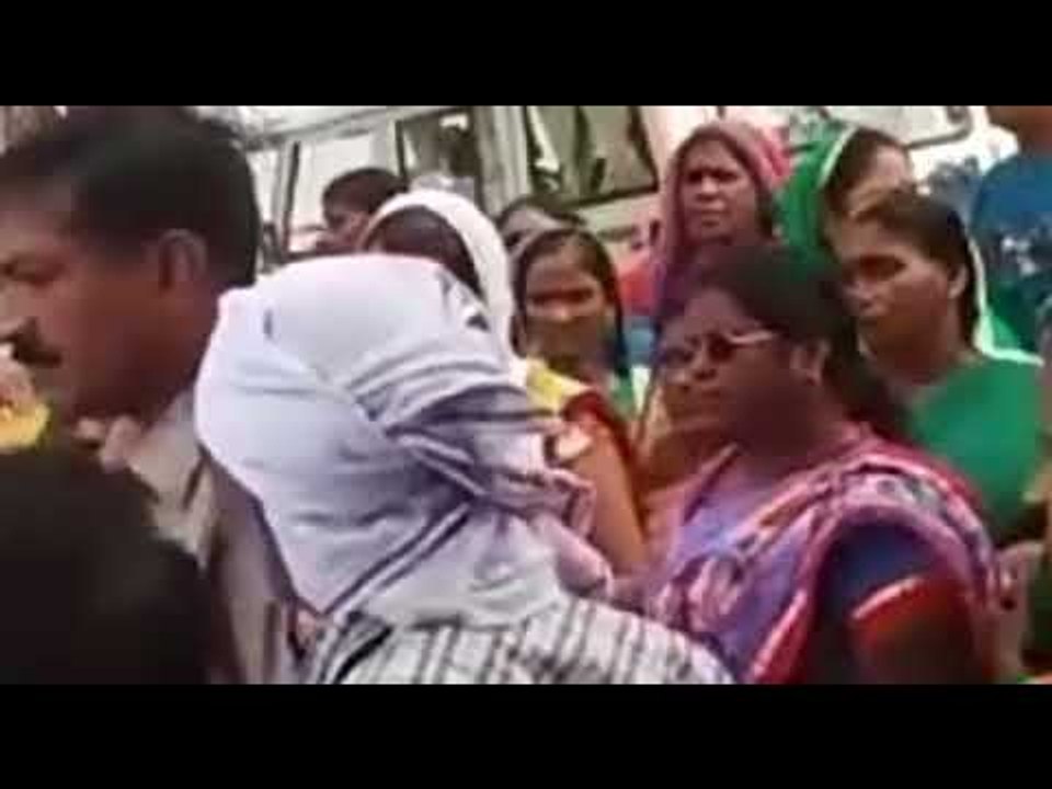 पुलिस ने नहीं की कार्यवाई तो आंगनबाड़ी कार्यकत्रियों ने थाना घेरा