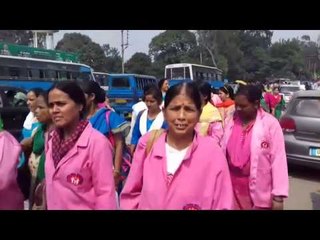 देहरादून में आशा वर्करों ने अपनाया विरोध का अलग तरीका सरकार के लिए मांगी भीख