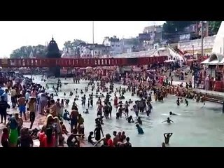 शरद पूर्णिमा पर हरकी पैड़ी में डुबकी नहीं लगा पाए श्रद्धालु, मग से किया स्नान