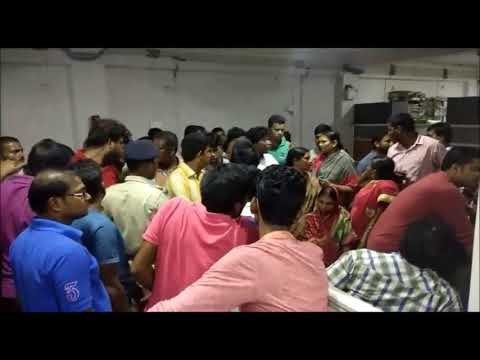 लाइनमैन की मौत को लेकर हंगामा, सड़क पर शव रखकर किया प्रदर्शन