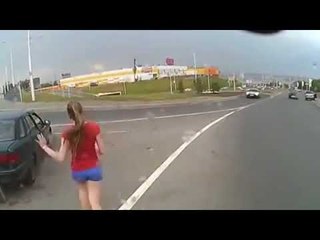 Viral Video: सिर्फ 1 इंच की दूरी से छूकर गुजरी मौत II Bus driver almost hits the fearless girl