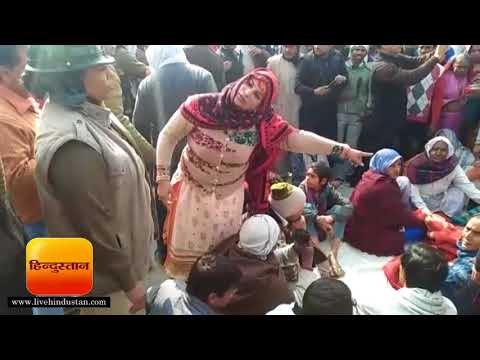 पलवल हत्याकांड: मृतक के परिजनों ने रोड पर शव रख किया विरोध प्रदर्शन