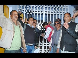 टिहरी में ठेकेदारों ने PWD दफ्तर पर जड़ा ताला