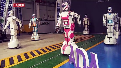 Konya'da üretilen yerli insansı robotlar, "Erik Dalı" oynuyor