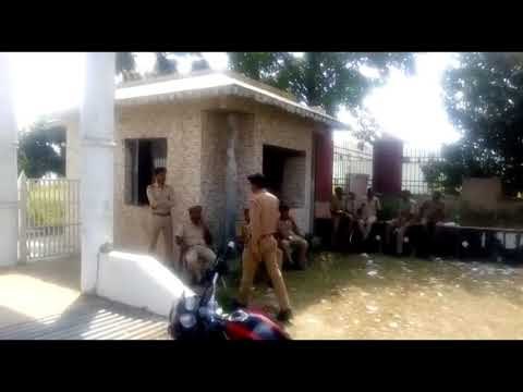 उरई के मेडिकल छात्रों ने बंद कराया इलाज || धरने पर बैठे