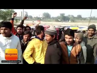 फैसले के विरोध में सैकड़ों ई रिक्शा चालक लक्ष्मण मेला पार्क पहुंचे