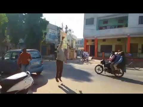 20 फीट तक रसगुल्ला उछाल मुंह में गपक लेता है ये लड़का, बनाना चाहता है वर्ल्ड रिकॉर्ड