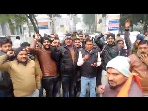 रामपुर में अशोक विहार के बांशिंदों का कलेक्ट्रेट पर प्रदर्शन