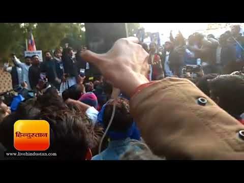 जिग्नेश मेवाणी की हुंकार रैली में नारेबाजी करते छात्र