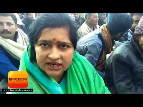 गौलापार से आईएसबीटी हटाने के विरोध में धरने पर बैठे कांग्रेसी