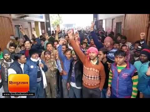 फिरोजाबाद में मेयर के विरोध में नगर निगम कर्मचारी हड़ताल पर