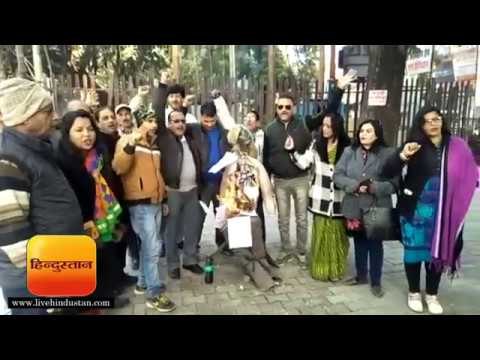 हल्द्वानी में ट्रांसपोर्टर की मौत के विरोध में उक्रांद कार्यकर्ताओं का प्रदर्शन