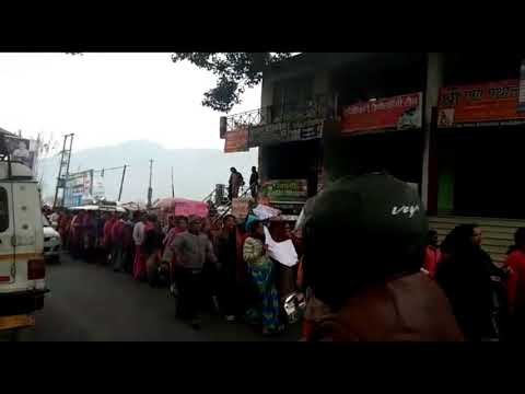 श्रीनगर में अनशन से जबरन उठाने पर हंगामा, सड़कों पर उतरे लोग