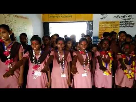 इलाहाबाद के एक स्कूल में मतदान कर बच्चों ने सीखा लोकतंत्र का सबक