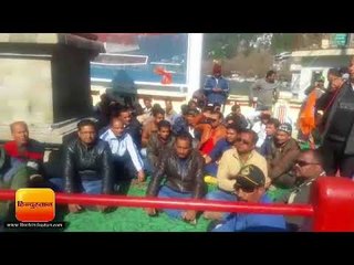 नैनीताल में कर्मचारियों को निकालने के विरोध में मजदूर संघ का धरना