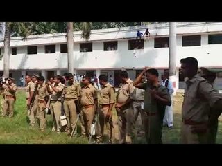 छात्रों ने की नारेबाजी तो पुलिस भी डटी रही