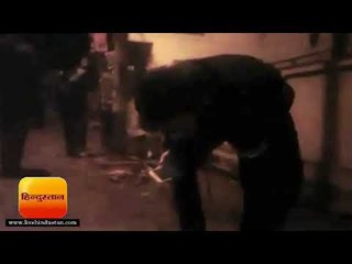 पुलिस वाले घायलों को अपनी गाड़ी में नहीं ले जा रहे क्योंकि गाड़ी गंदी हो जाएगी