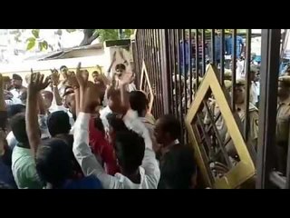 Download Video: Congress candidates protest in AIIMS after CM leave Gorakhpur