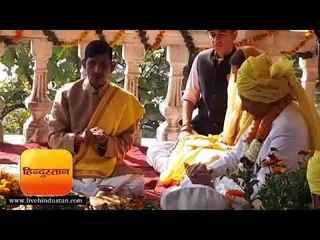 बद्रीनाथ धाम के कपाट खोलने की तिथि निकालते महाराज मनु जयेंद्र शाह