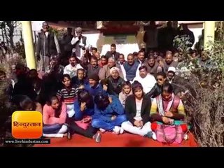 अल्मोड़ा में मेडिकल कालेज के बजट के लिए लोगों ने दिया धरना