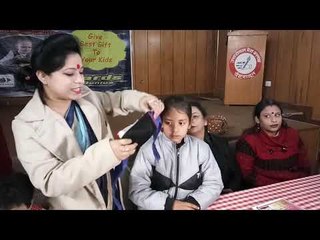 आठ साल की ये लड़की बंद आंखों से भी पढ़ लेती है किताब