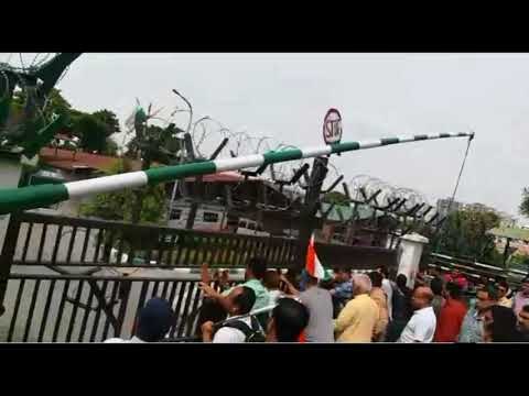 जेपी बिल्डर के कार्यालय में तोड़फोड़। खरीदार कार्यालय ने घुसे। सुरक्षा कर्मियों ने भांजी लाठियां।