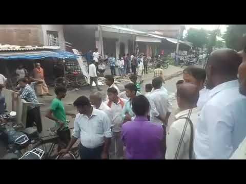 गोरखपुर: व्यापारी की पिटाई से भड़का गुस्‍सा, दुकानें बंद II Shopkeeper beaten in Kushinagar