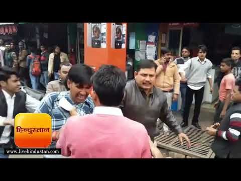 मोबाइल बदलने को लेकर शोरूम मालिक से भिड़े मंच कार्यकर्ता