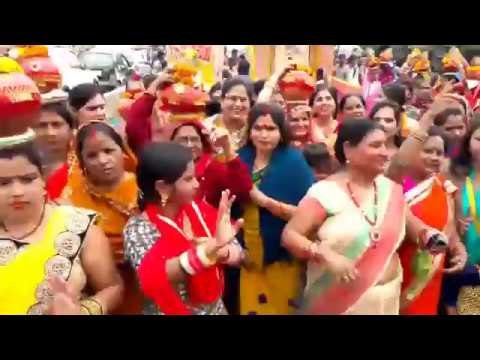 साईं के भजनों संग नाचते गाते निकाली कलश यात्रा