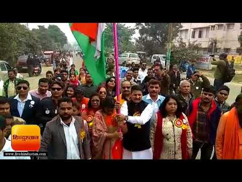 उत्तर प्रदेश समाचार || हाथों में तिरंगा लेकर दि...