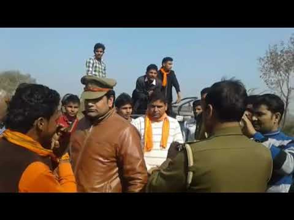 पशुओं के अवशेष मिलने पर हंगामा, इंस्पेक्टर को जमीन पर पटका