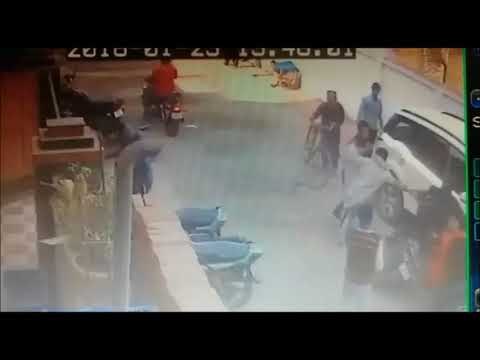 CCTV फुटेज: भागलपुर में दिनदहाड़े लूट के बाद अपराधियों ने शोरूम स्टाफ को गोली मारी