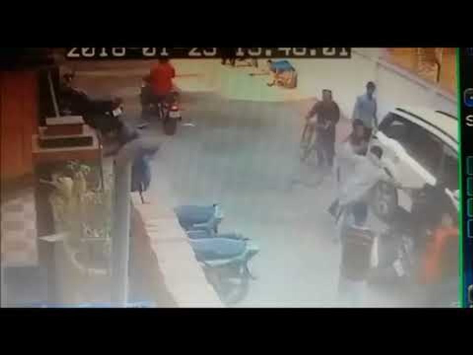CCTV फुटेज: भागलपुर में दिनदहाड़े लूट के बाद अपराधियों ने शोरूम स्टाफ को गोली मारी