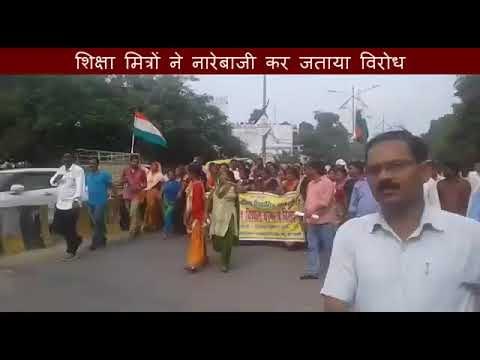 Shiksha Mitron jammed the Lucknow-Faizabad Highway II शिक्षा मित्रों ने जाम किया लखनऊ-फैजाबाद हाइवे