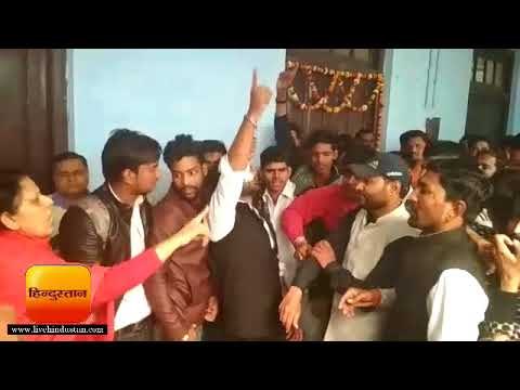 वीसी के आने से पहले छात्रों ने किया डीएस कॉलेज में प्रदर्शन II ruckus by students in aligarh