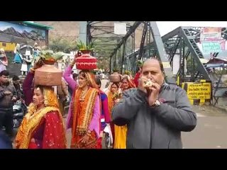 Descargar video: बागेश्वर में महिलाओं ने निकाली भव्य कलश यात्रा IIKalash Yatra in Bageshwar