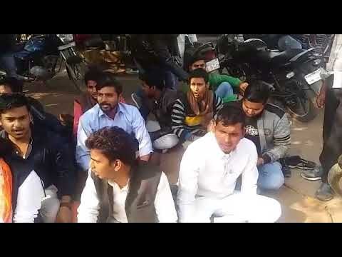 students give dharna at district headquarters I जिला मुख्यालय पर धरने पर बैठे छात्र