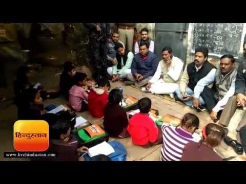 आगरा में एससीआयोग के अध्यक्ष कठेरिया बैठे धरने पर II mp khateria visit school in agra