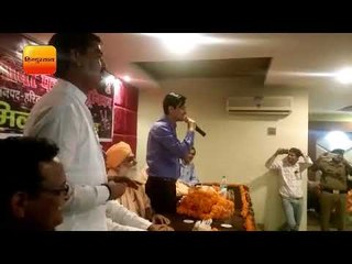 जब मंच पर विधायक गाने से भटकने लगे तो डीएम ने संभाला सुर