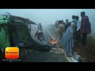 Скачать видео: बड़ा हादसा टला : ट्रक से भिड़ी स्कूल और रोडवेज बस II Accident School and roadways bus, Gorakhpur