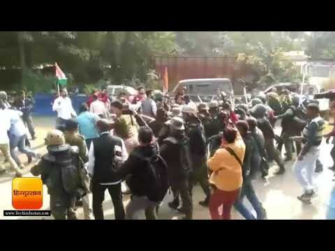 टेंपो चालक ने की आत्मदाह की कोशिश, कांग्रेसियों पर लाठीचार्ज